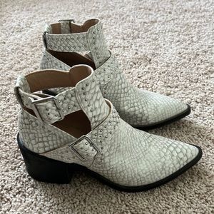 Steve Madden Andy Boot white snakeskin 6.5